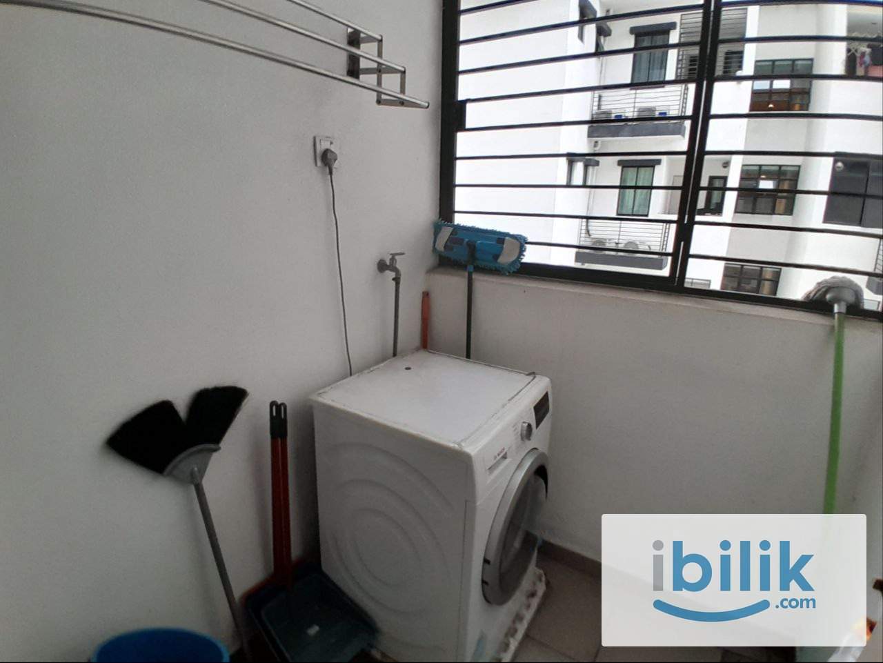 queen bed share toilet - Image 3
