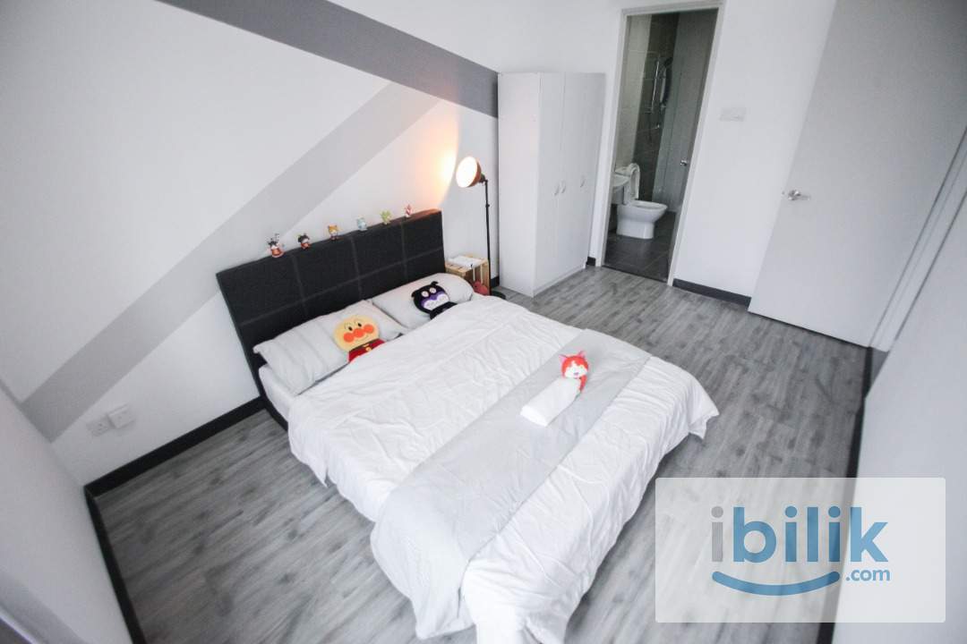 queen bed private bathroom (original master) - Image 2