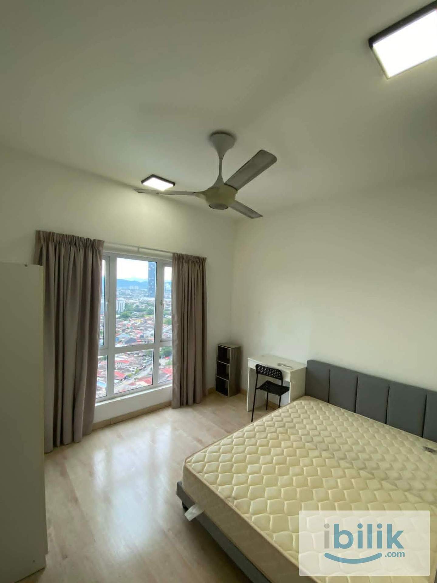 MASTER ROOM @ THE HOLMES - Image 3