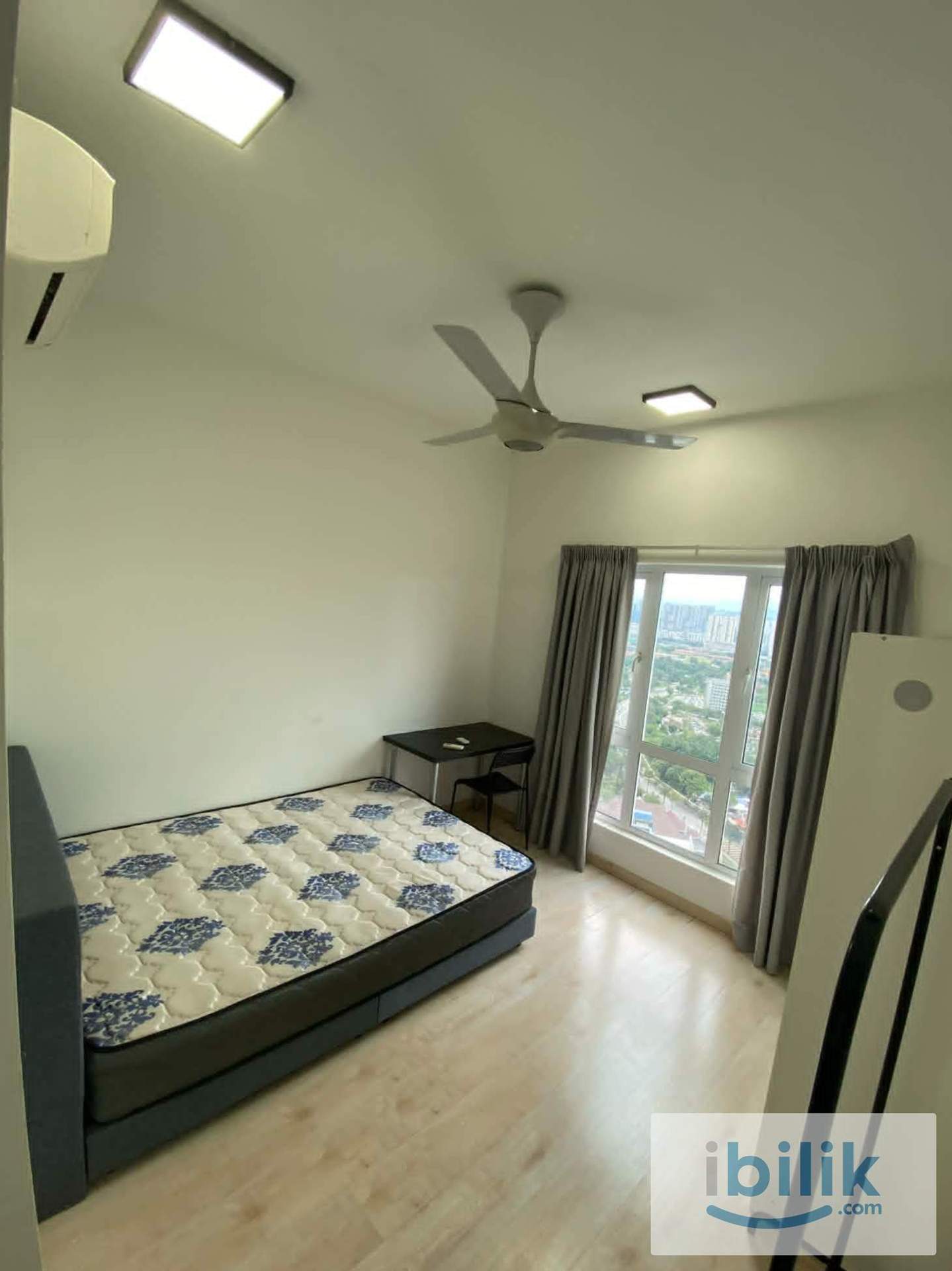 MASTER ROOM @ THE HOLMES - Image 2