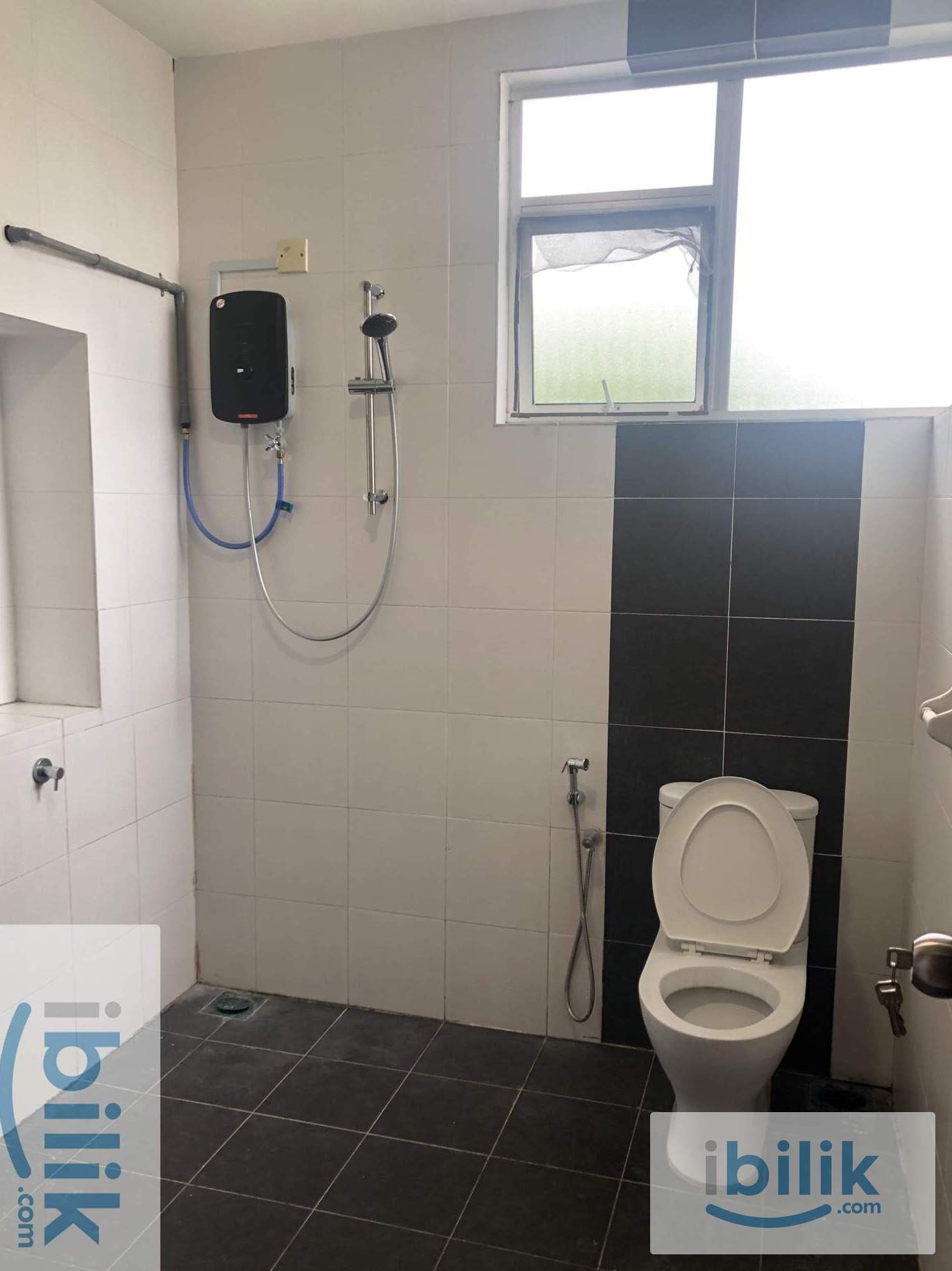 ✨LANDED HOUSE NEAR HELP Uni✅@ SUBANG 2, Newly Renovated, Single Room With Aircond - Image 3