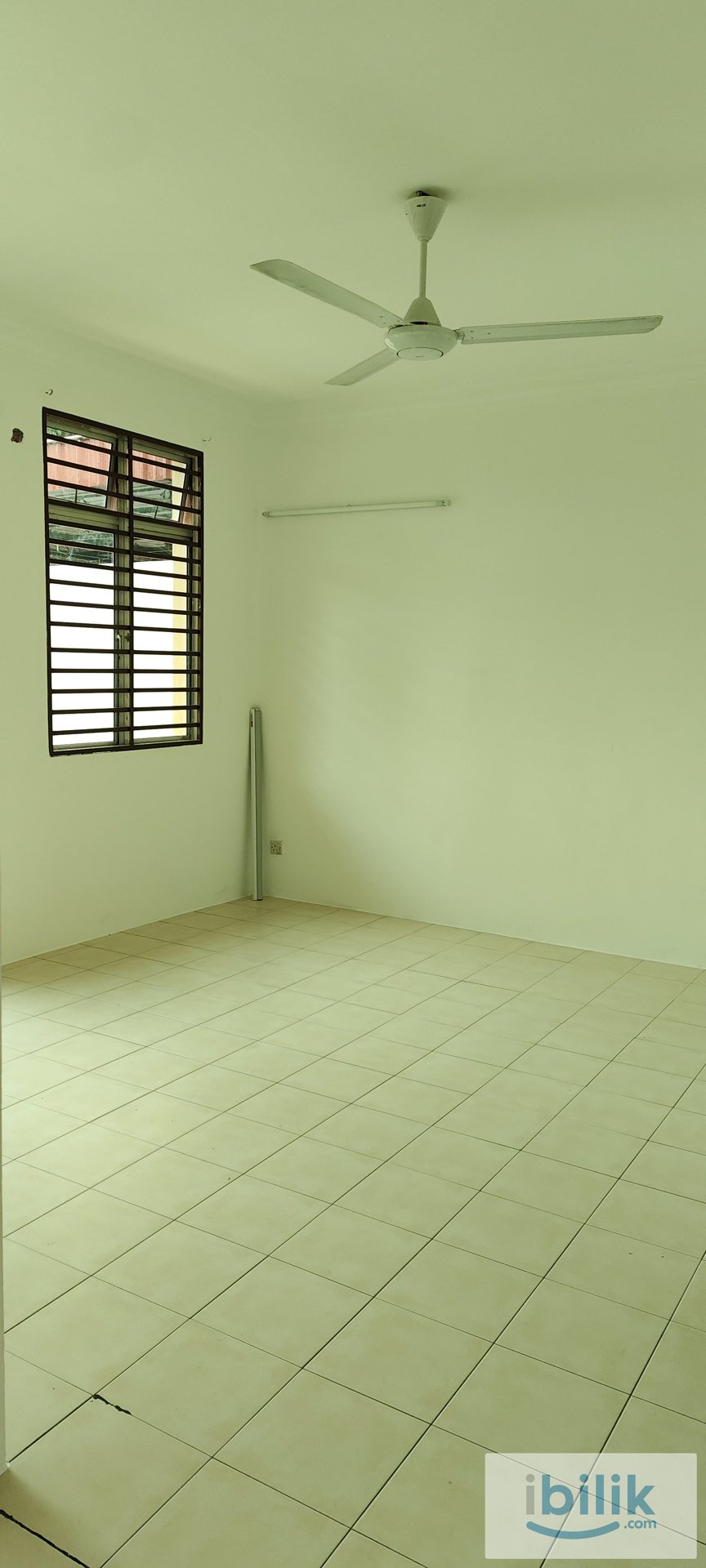 Master Bedroom with covered car park & Balcony-Taman Cendana, Juru - Image 3