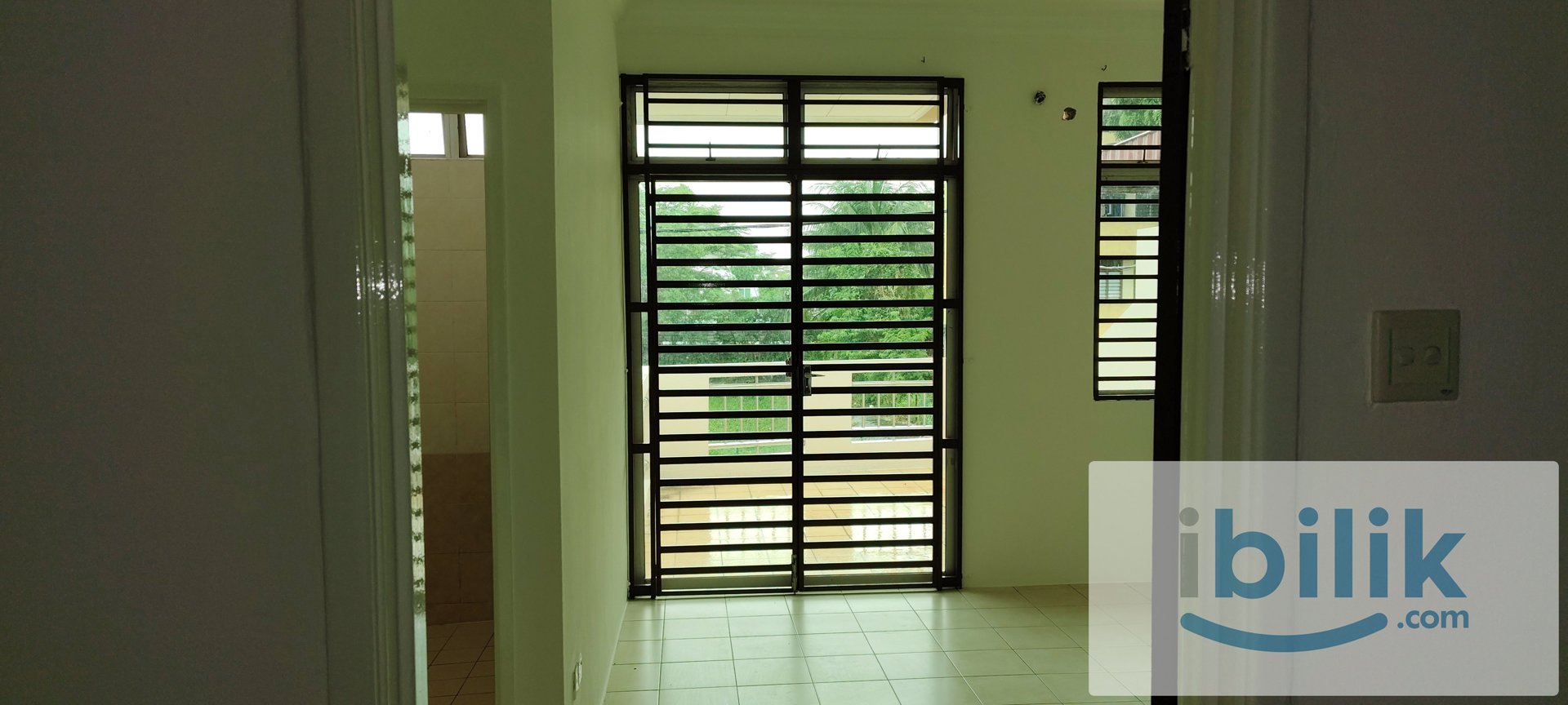 Master Bedroom with covered car park & Balcony-Taman Cendana, Juru - Image 2