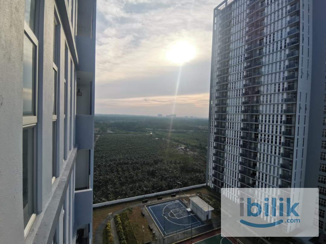 🥰Free wifi🌟 🌸 Cozy MIDDLE Room for Rent – Ladies Only! ✨ Comfortable Living in a Peaceful Lakefront Home 🏡❤️Near MMU - Image 3
