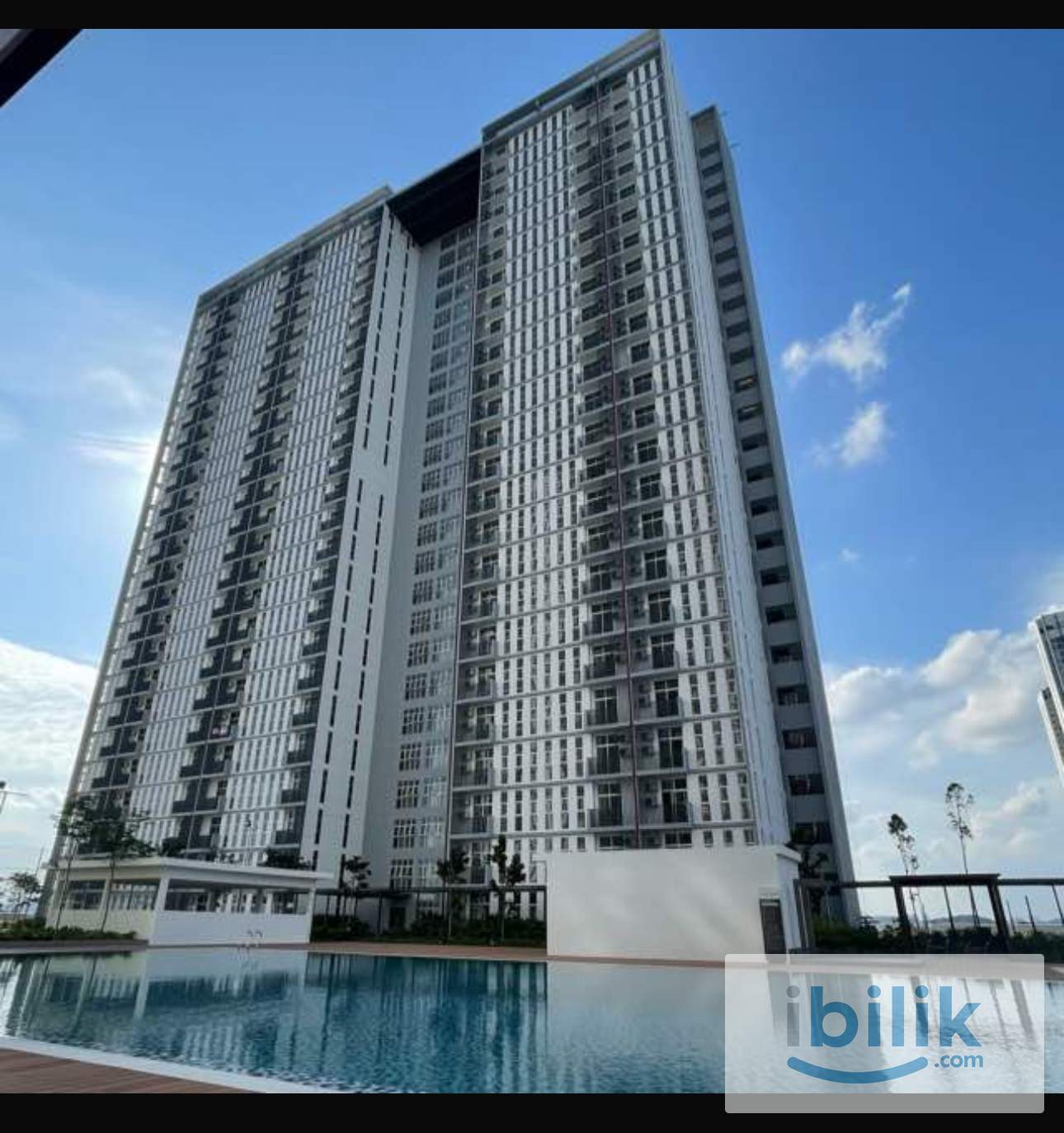 🥰Free wifi🌟 🌸 Cozy MIDDLE Room for Rent – Ladies Only! ✨ Comfortable Living in a Peaceful Lakefront Home 🏡❤️Near MMU - Image 1