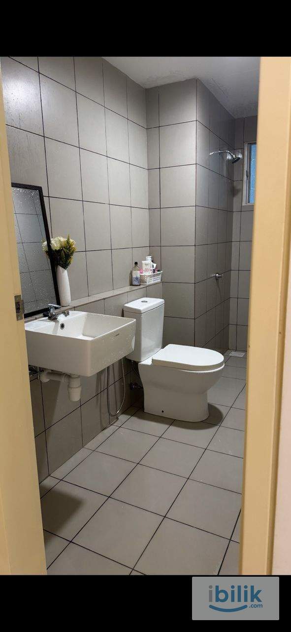 🥰Free wifi🌟 🌸 Cozy MIDDLE Room for Rent – Ladies Only! ✨ Comfortable Living in a Peaceful Lakefront Home 🏡❤️Near MMU - Image 8