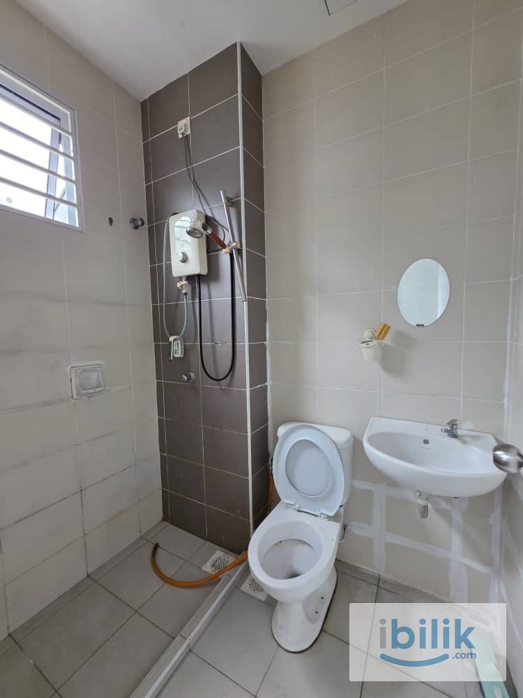 Attached Bathroom ‼️‼️‼️MIDDLE ROOM TO RENT @ KOTA KEMUNING  - Image 4
