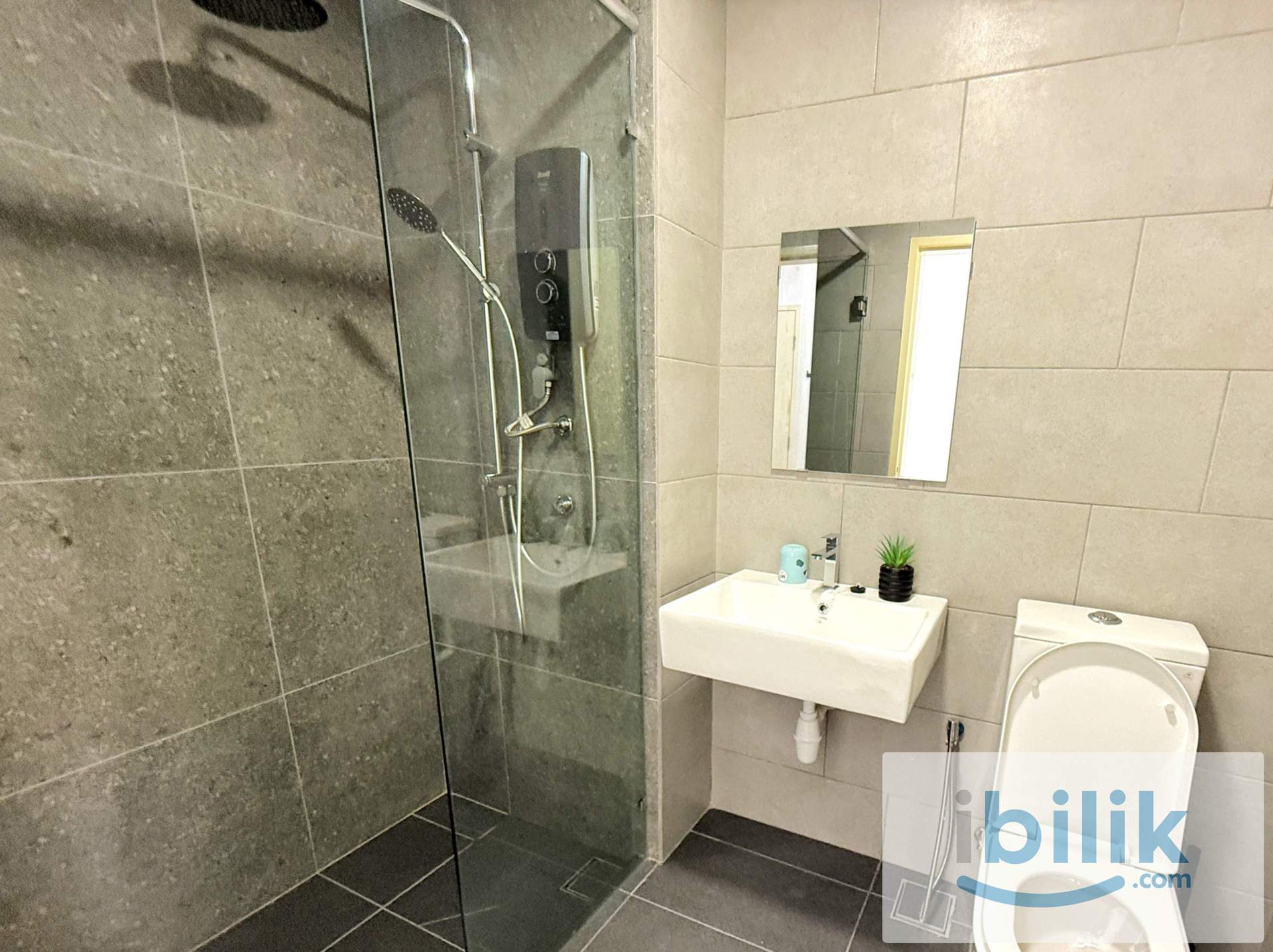 Master Room at Meta Residences Putra Permai, Seri Kembangan - Image 3