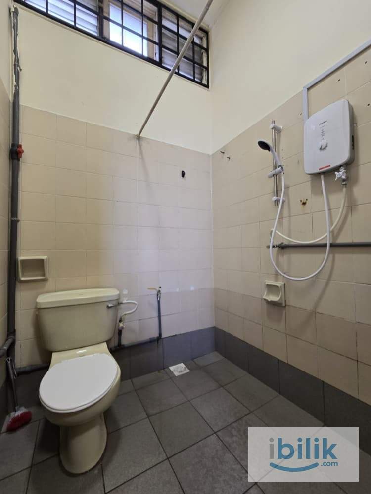 Master room private bathroom near LRT Kelana Jaya - Image 4