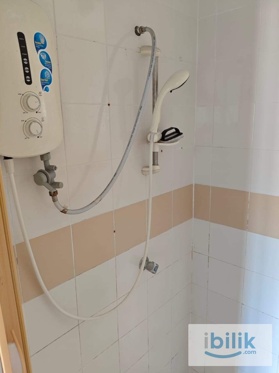 1 MIN TO HELP UNIVERSITY FEMALE MASTER ROOM FOR RENT - Image 3