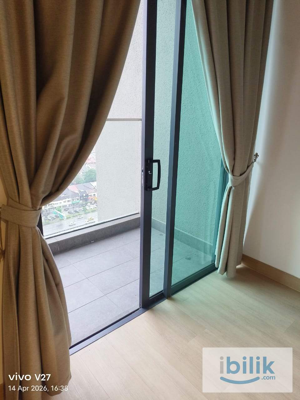 Middle Room With Balcony At SS15 - Image 2