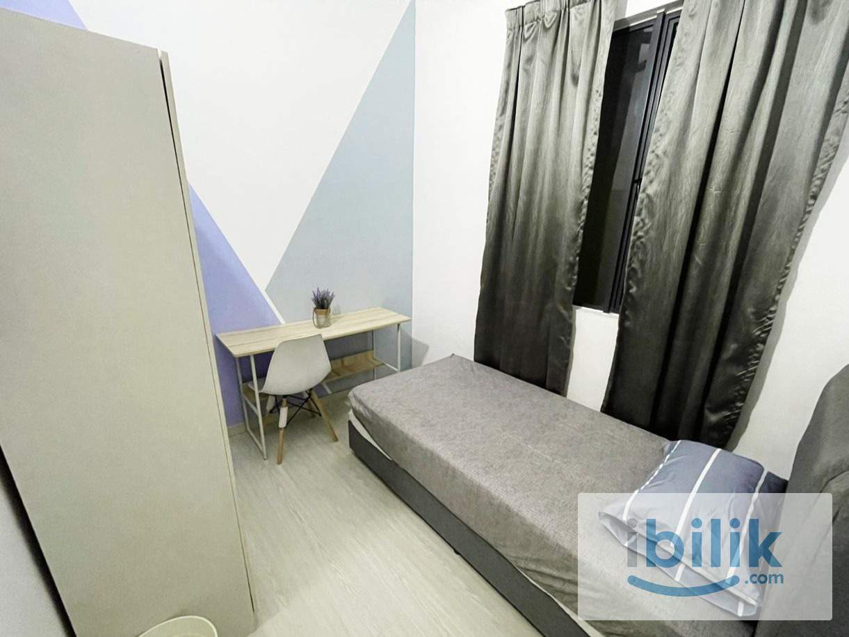 Small Room @ The Hamilton + AC - Image 2