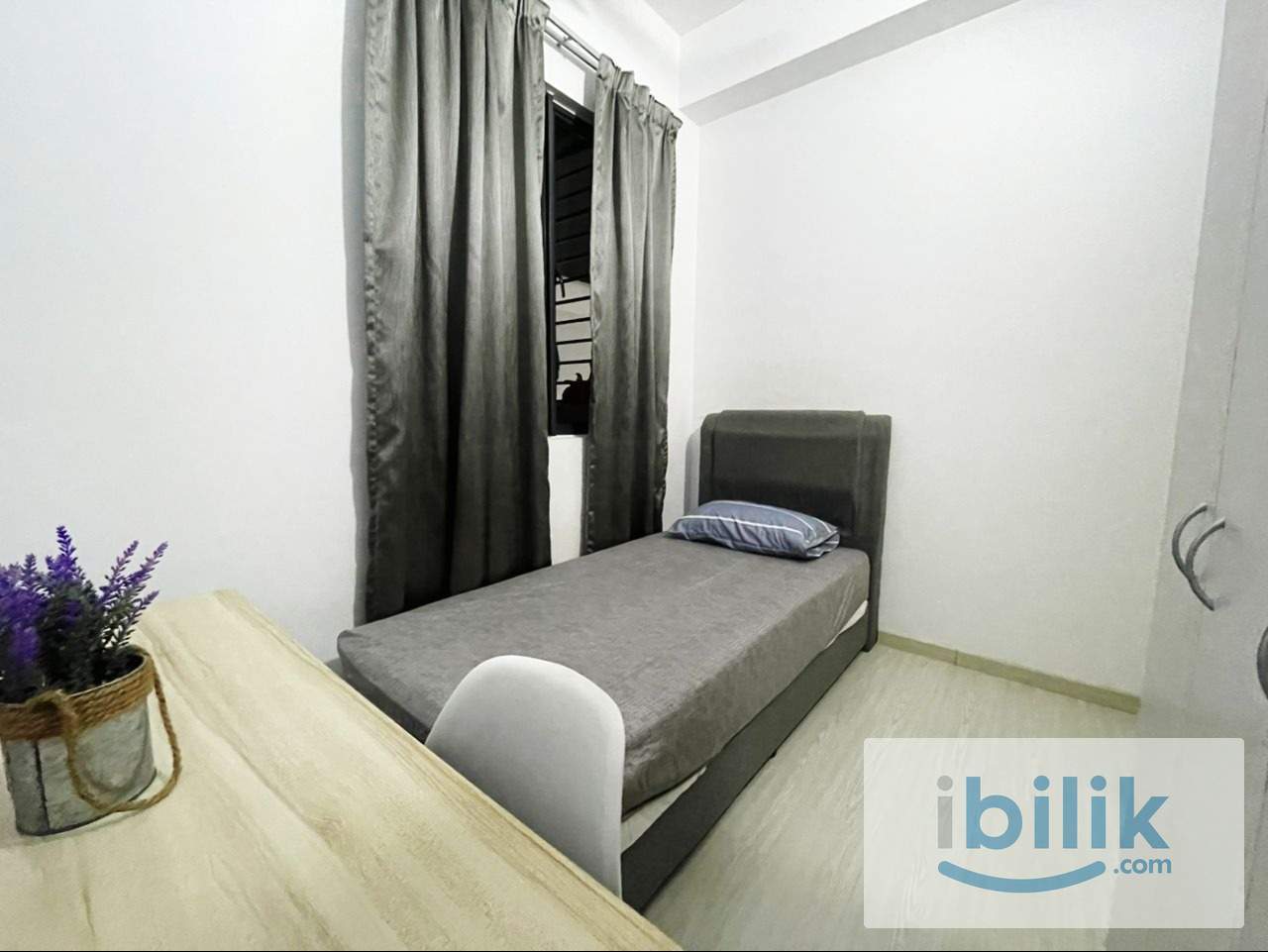 Small Room @ The Hamilton + AC - Image 1