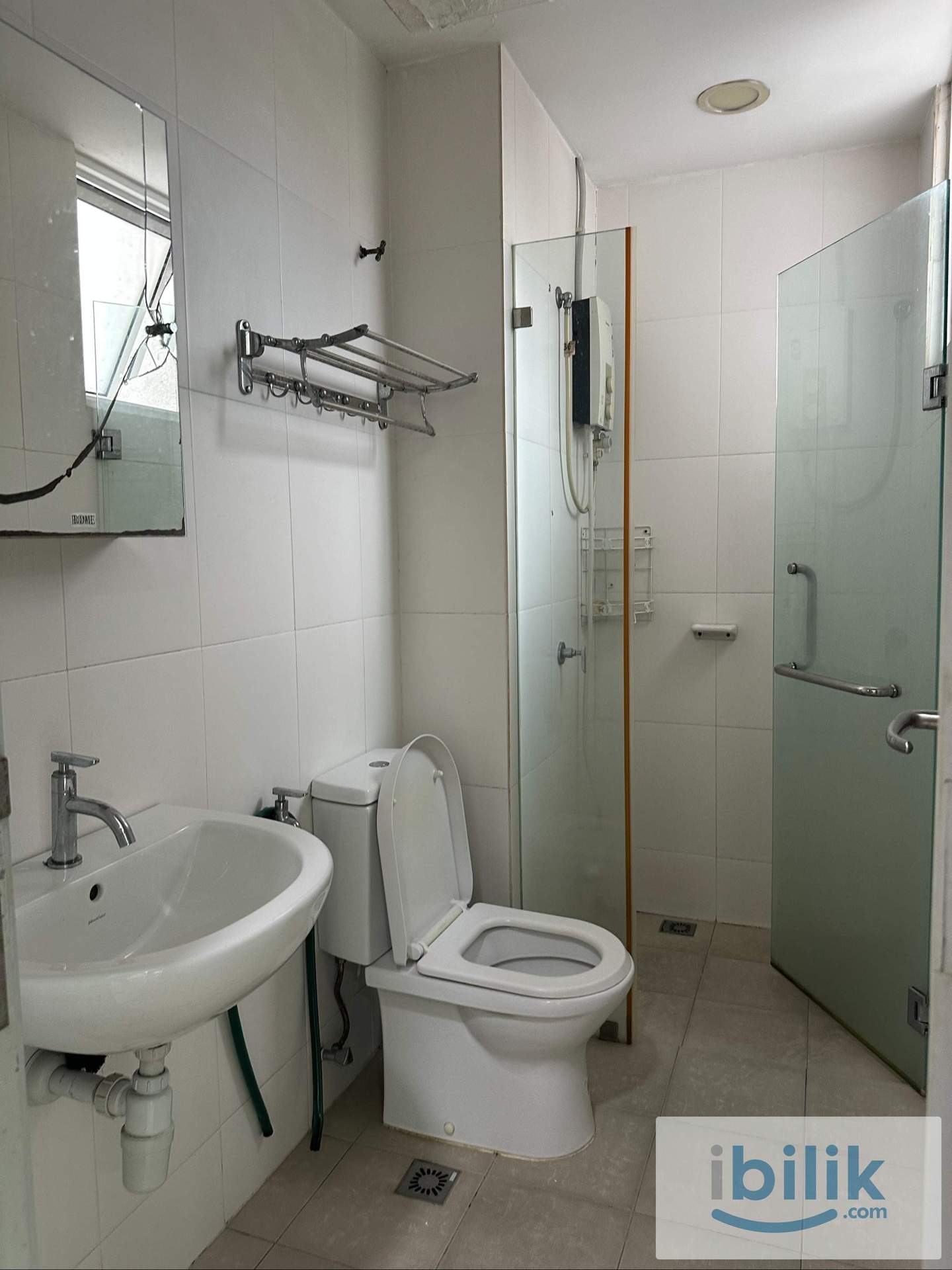 Master Room - Image 8