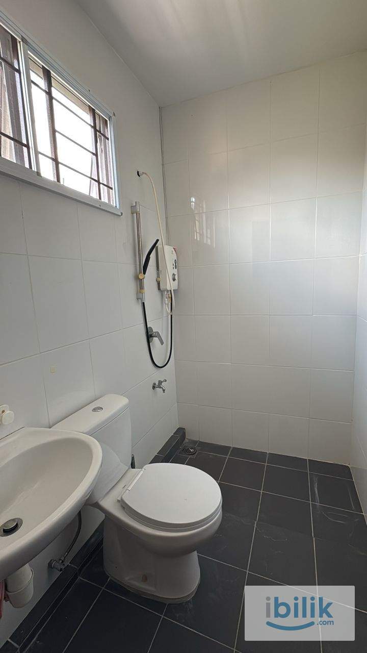 Room with private bathroom/toilet - Image 4