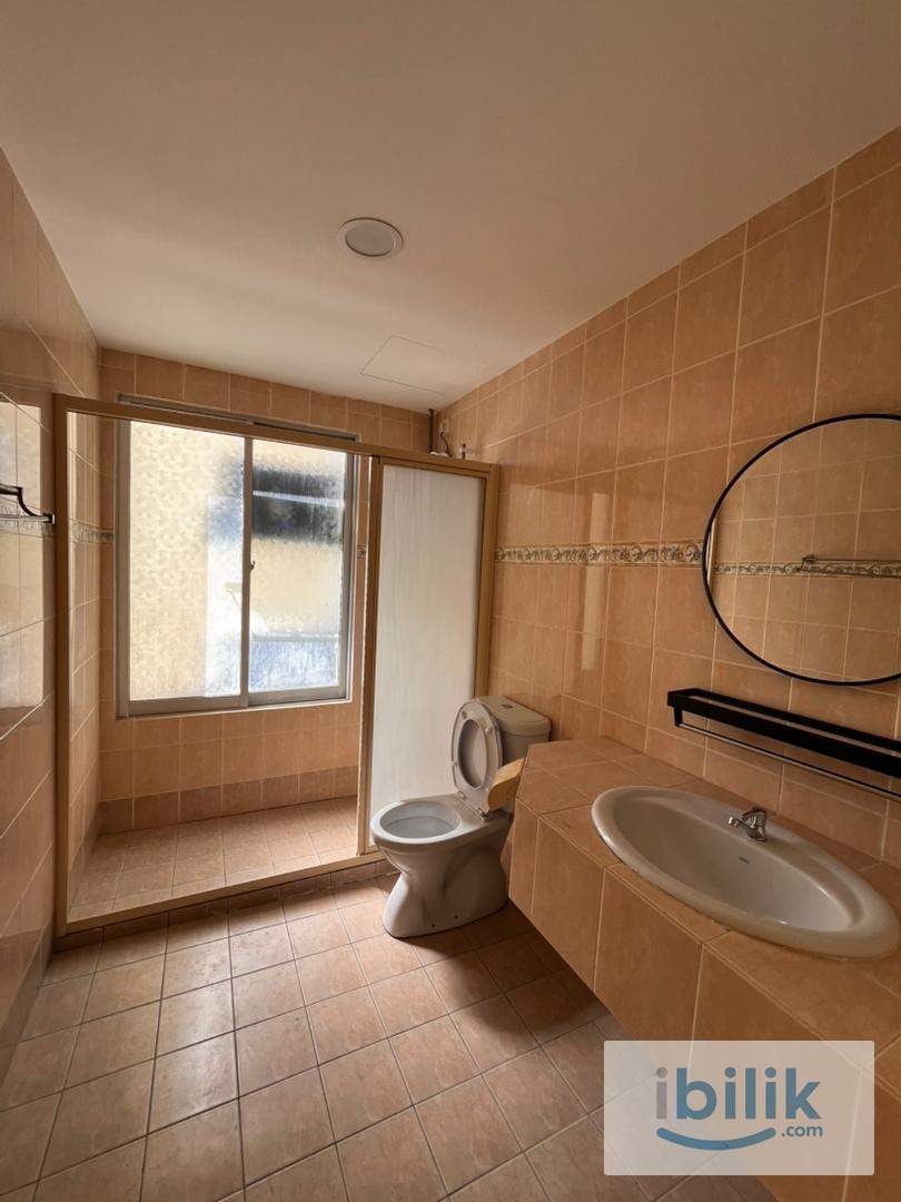 Prima Midah Height Master Room . Attached Private Bathroom - Image 3