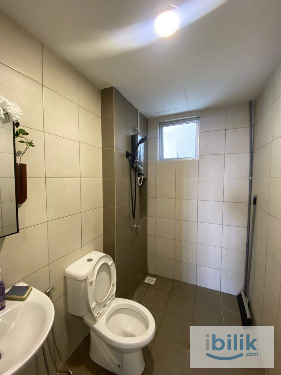 𝐏𝐋𝐀𝐓𝐈𝐍𝐔𝐌 𝐎𝐔𝐆 Middle Room . Near LRT Muhibbah - Image 3