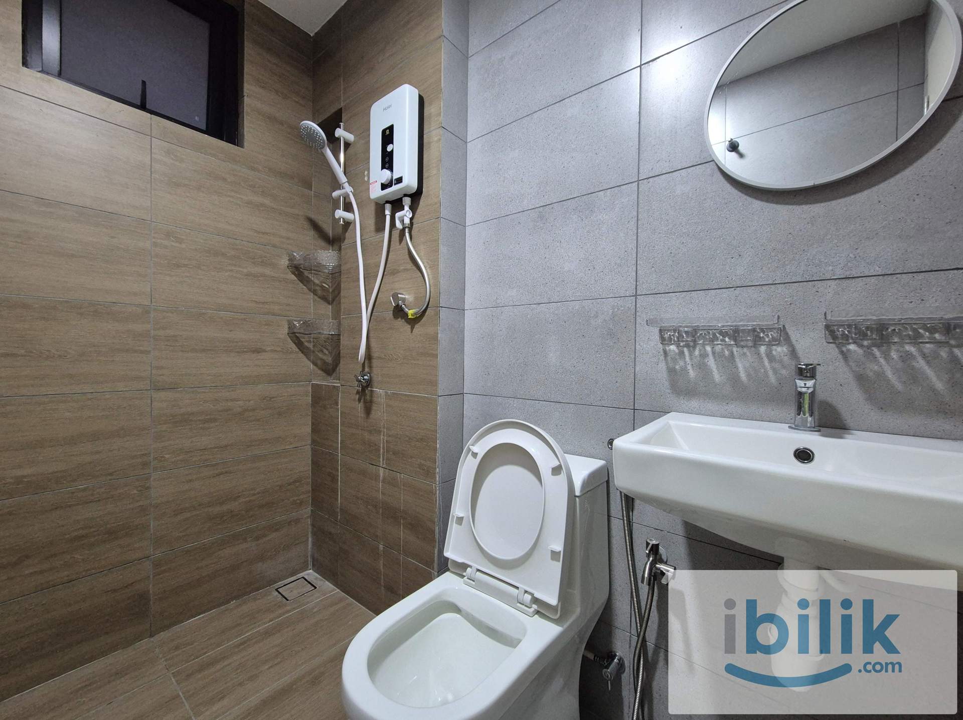 Fully Furnished Master Room with Carpark, FREE Cleaning, Utilities & Wifi @ Batu Kawan - Image 3