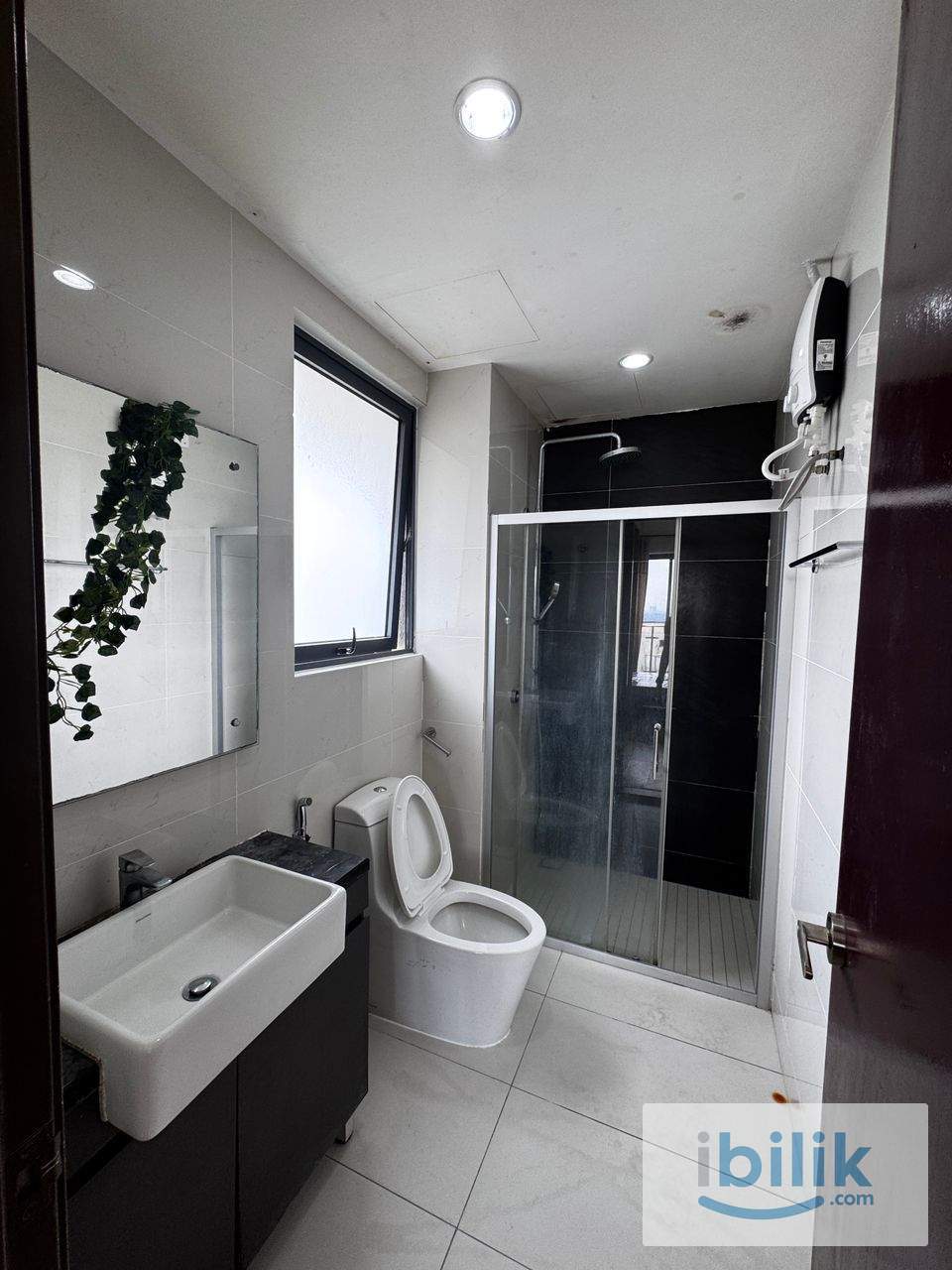 S.Master Room | Bus Lane to CIQ Woodlands | Attached Toilet - Image 1