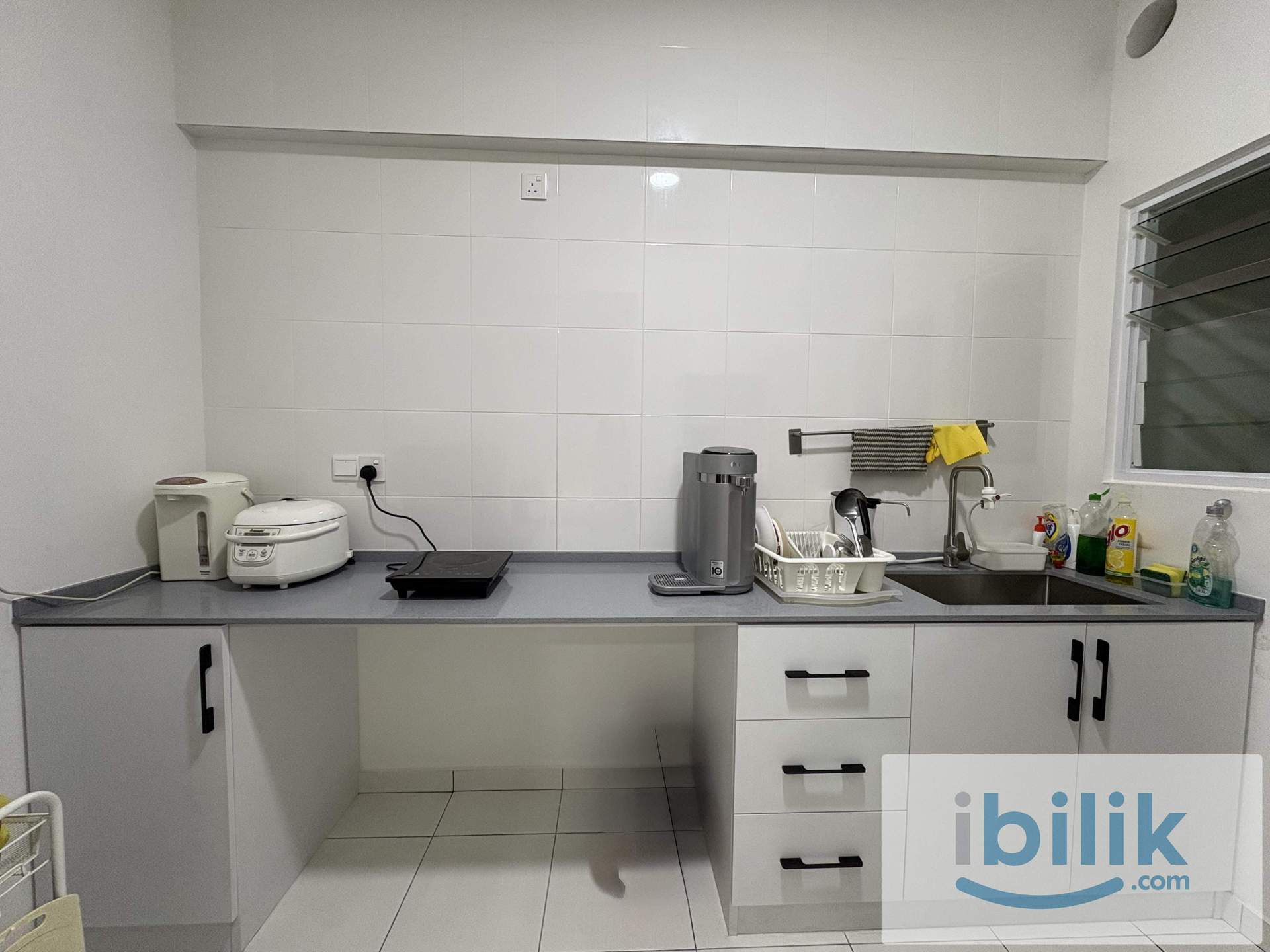 Deluxe Middle Room Fully Furnished with Queen Bed Include Internet at i-Santorini Tanjung Tokong - Image 3