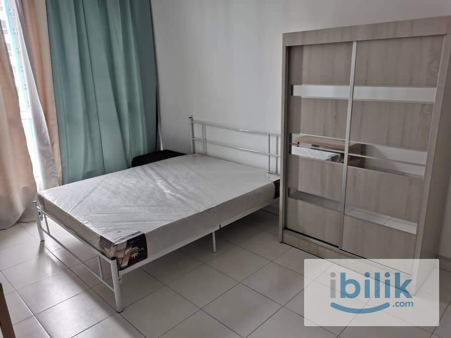 Deluxe Middle Room Fully Furnished with Queen Bed Include Internet at i-Santorini Tanjung Tokong - Image 1