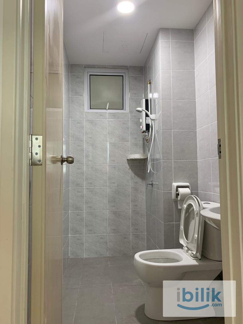 Deluxe Middle Room Fully Furnished with Queen Bed Include Internet at i-Santorini Tanjung Tokong - Image 4