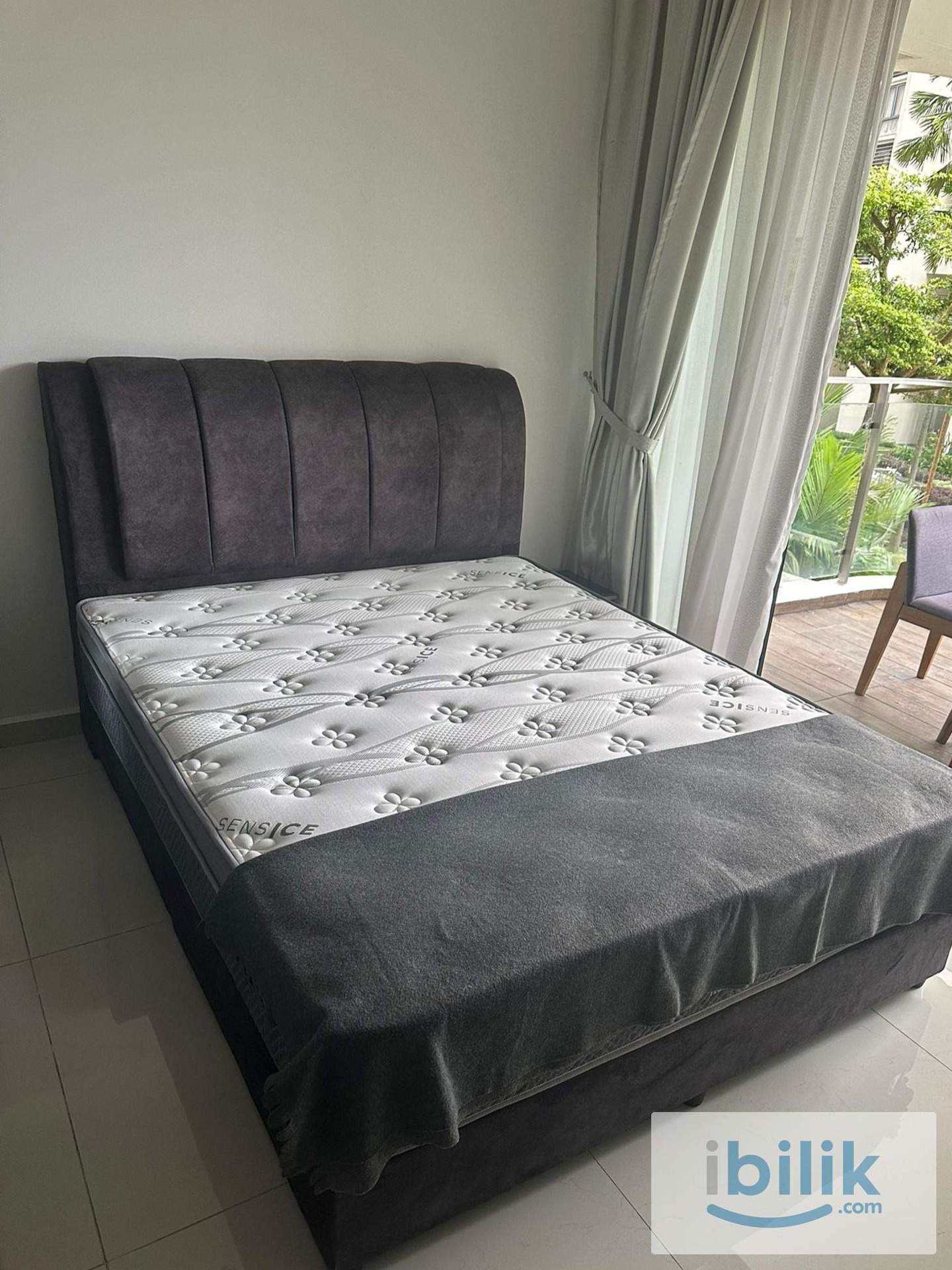 Queen Size Balcony Room at Amberside for Professionals - Image 1