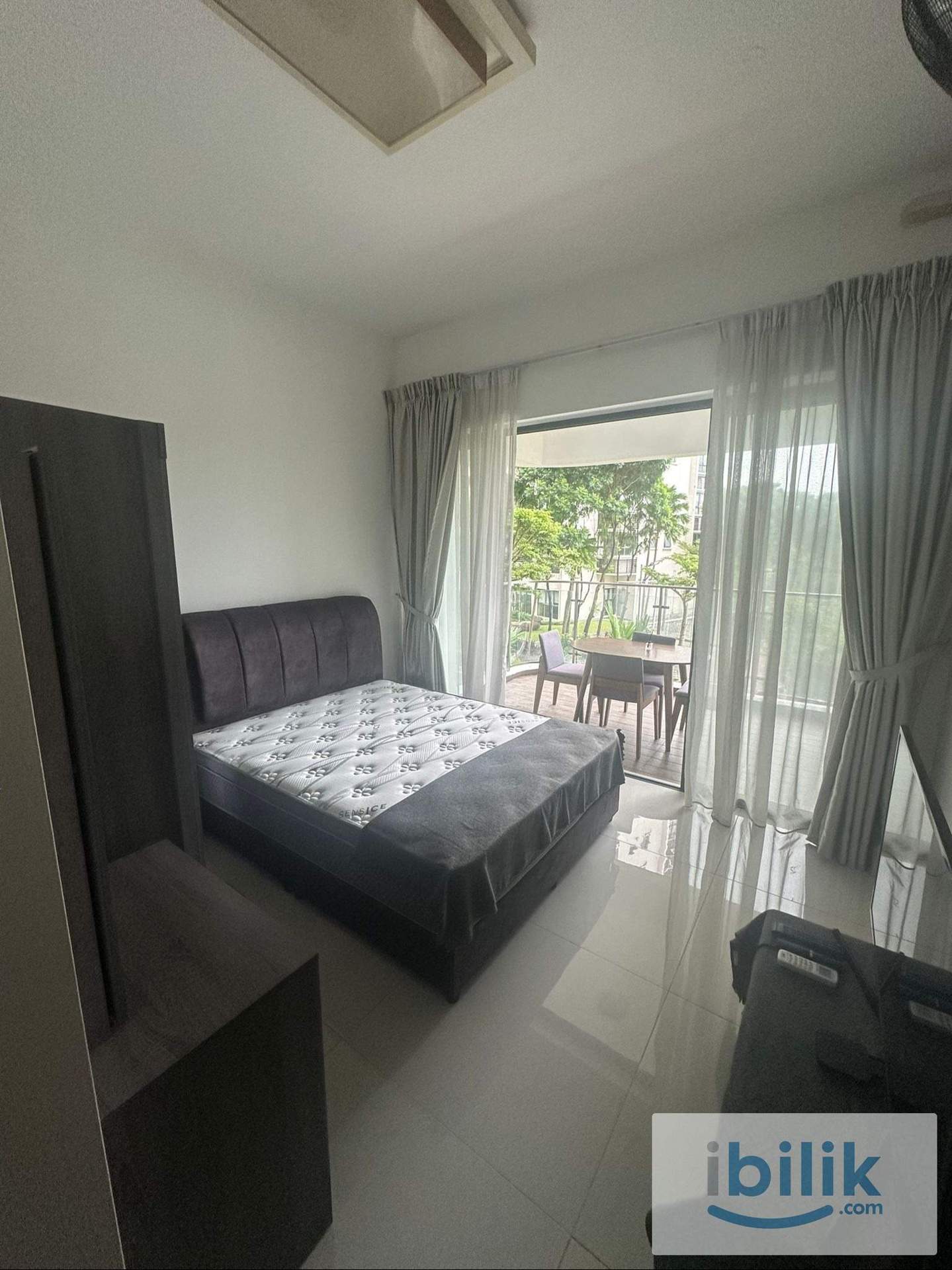 Queen Size Balcony Room at Amberside for Professionals - Image 2
