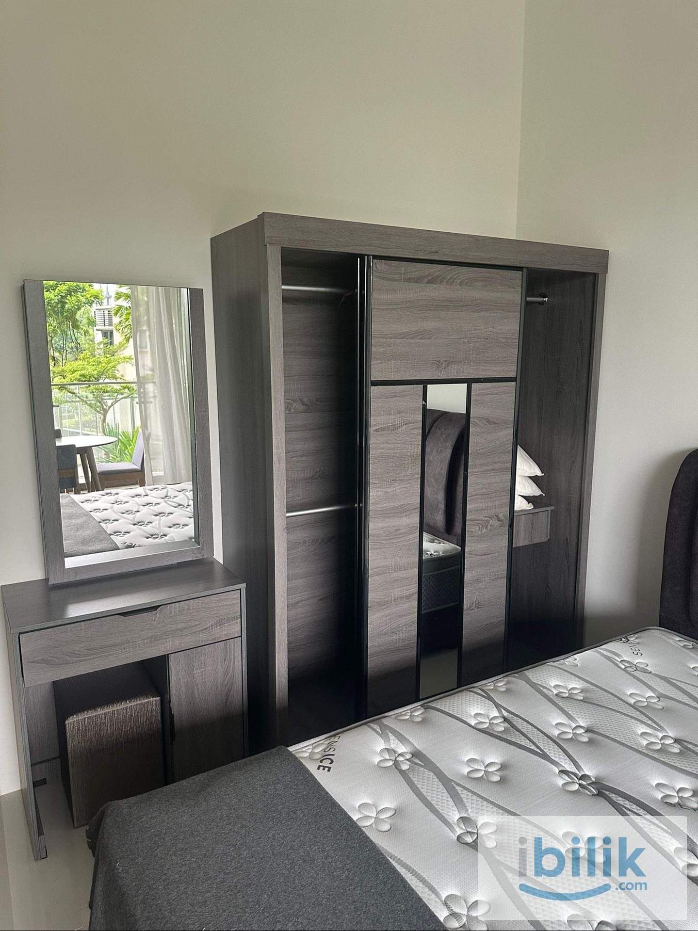 Queen Size Balcony Room at Amberside for Professionals - Image 4