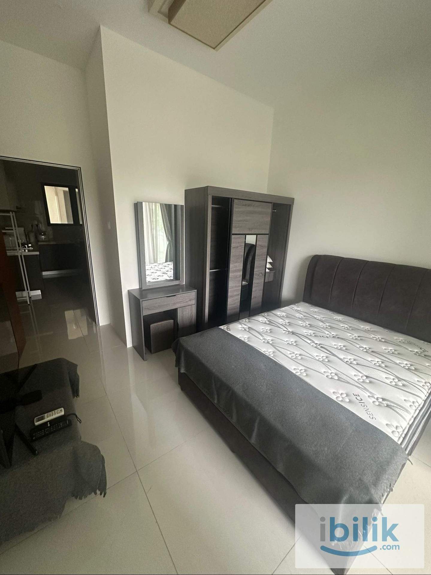 Queen Size Balcony Room at Amberside for Professionals - Image 5