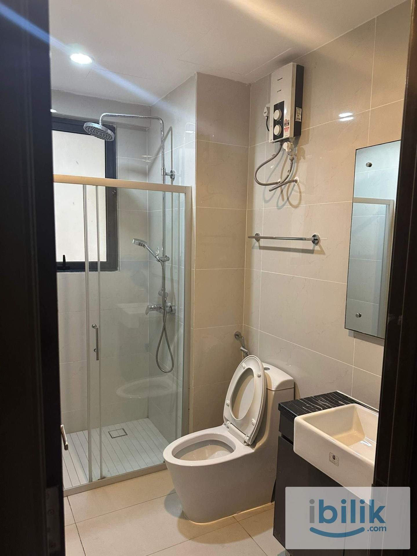 Queen Size Balcony Room at Amberside for Professionals - Image 10