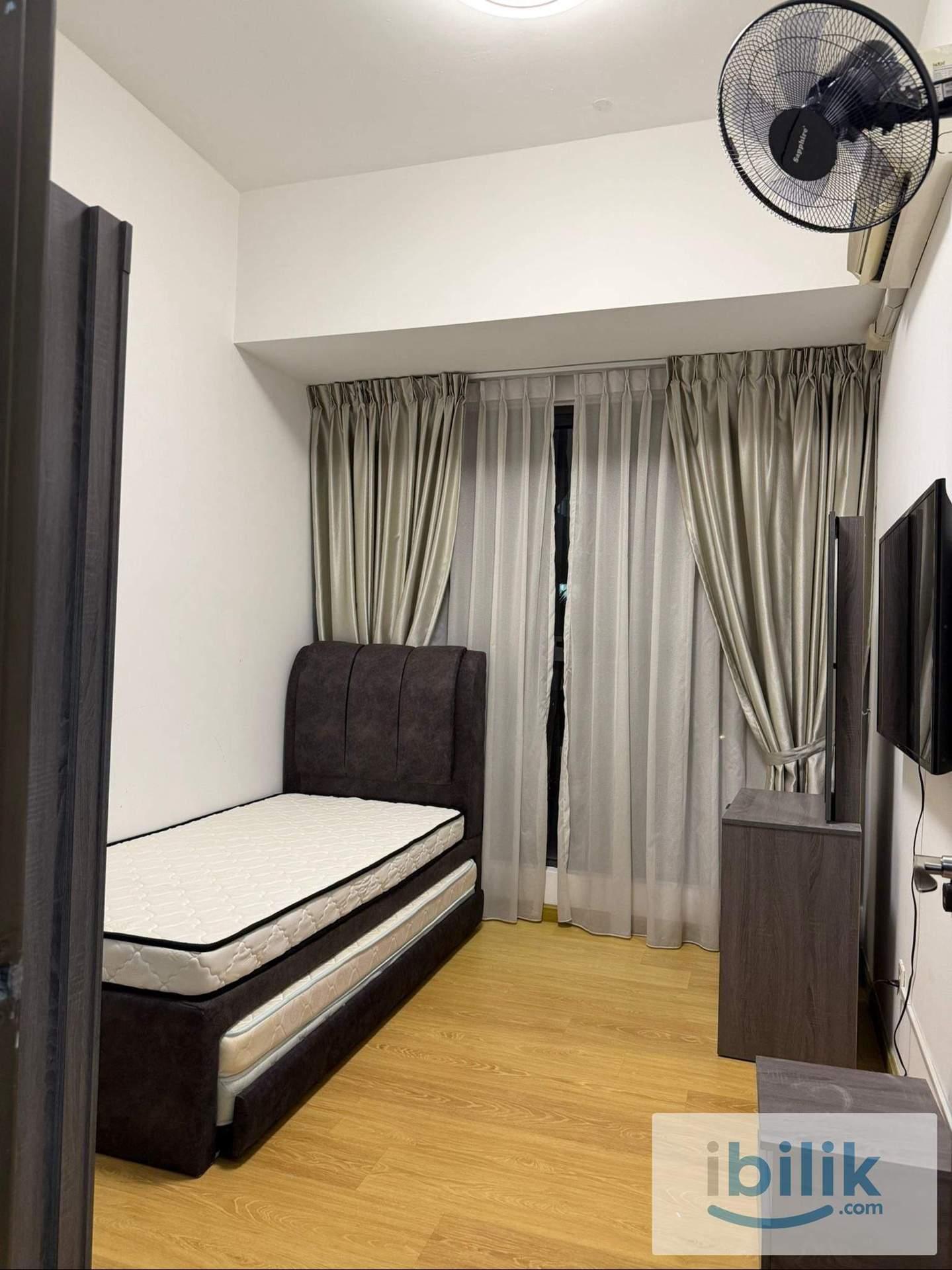 Single Room with Pull-Out at Amberside for Professionals - Image 5