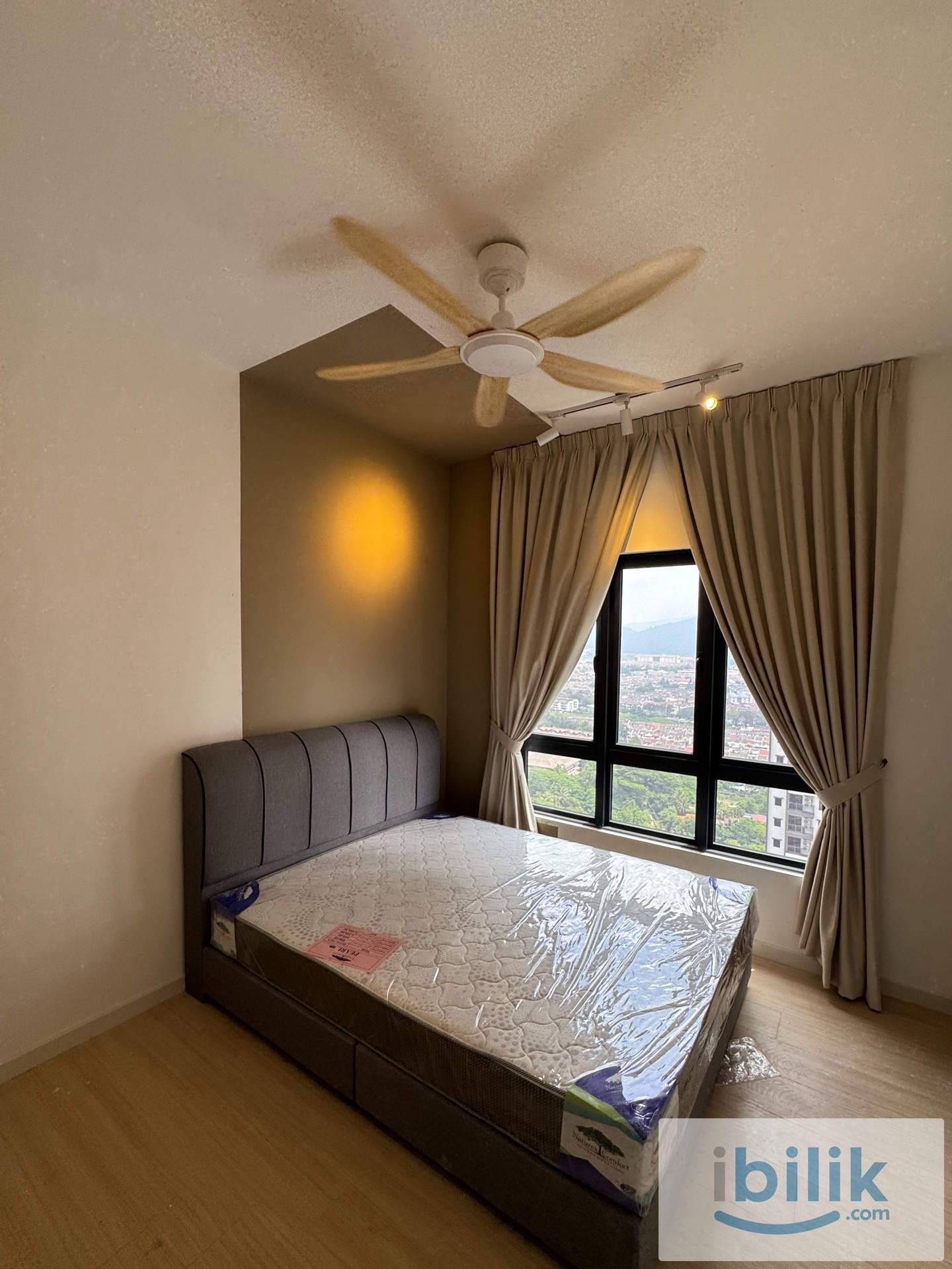 M Luna Rooms for Rent - Image 1