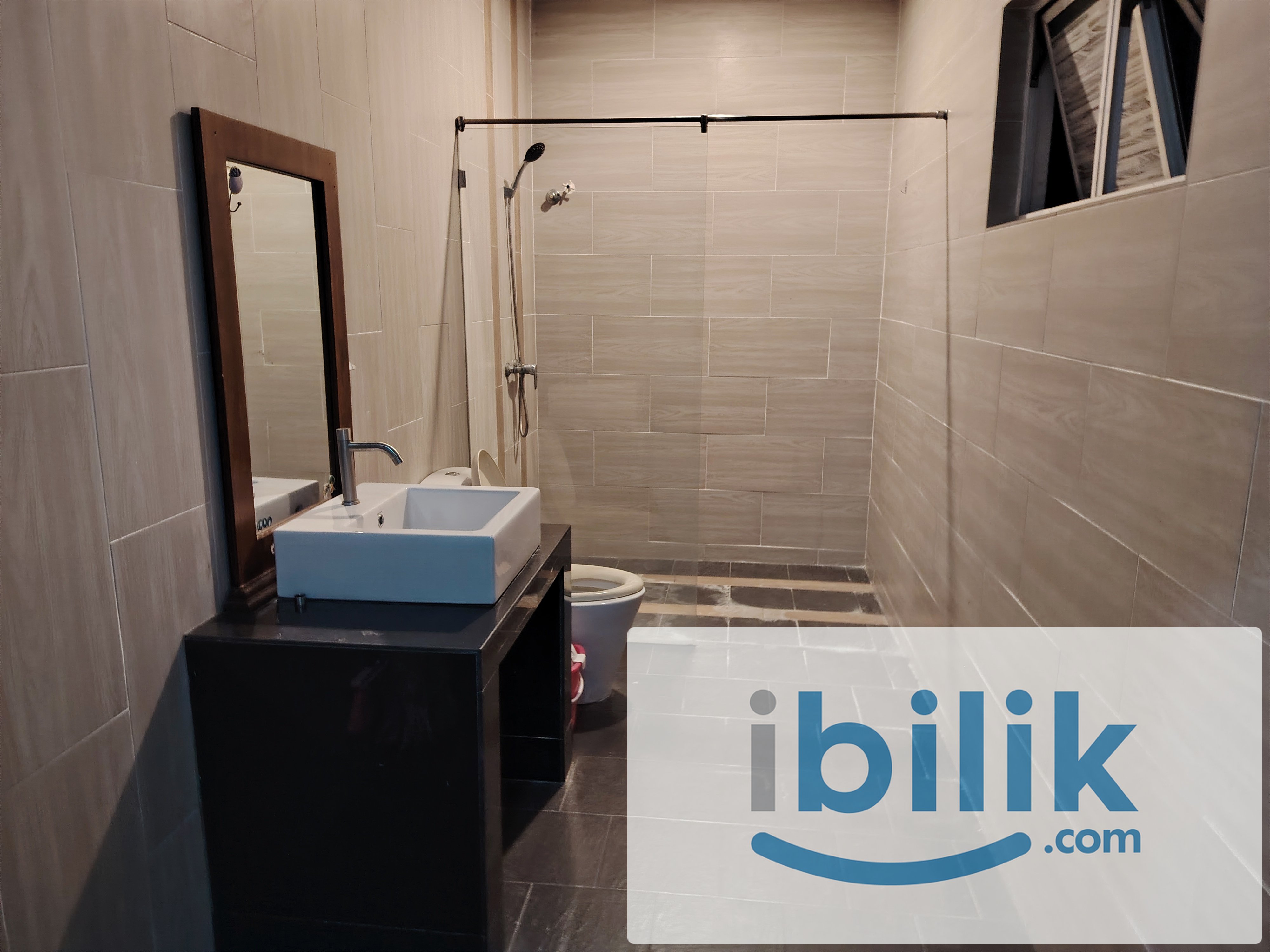 Spacious Master Bedroom EnSuite - Image 3