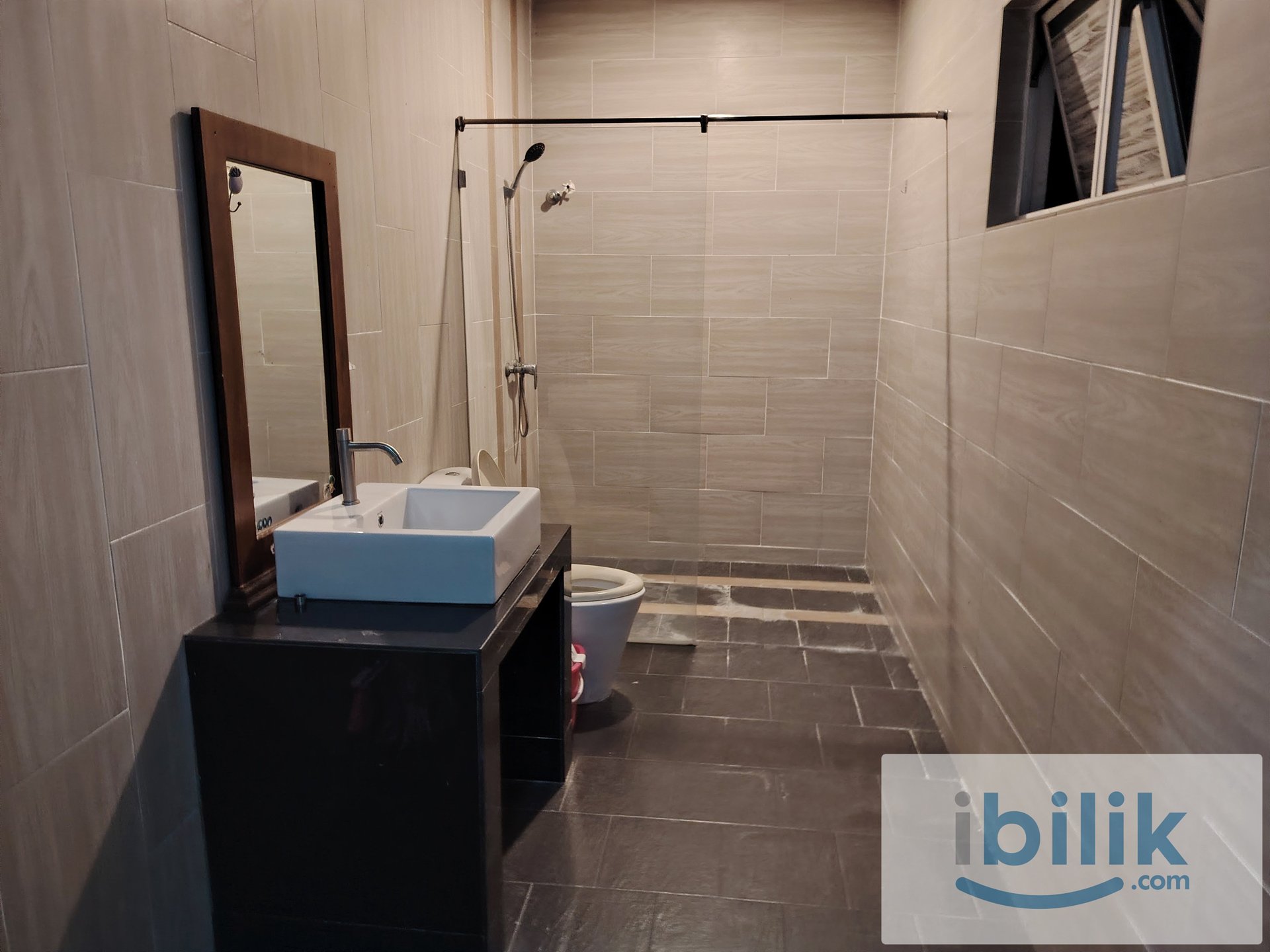 Executive Master Bedroom EnSuite - Image 4