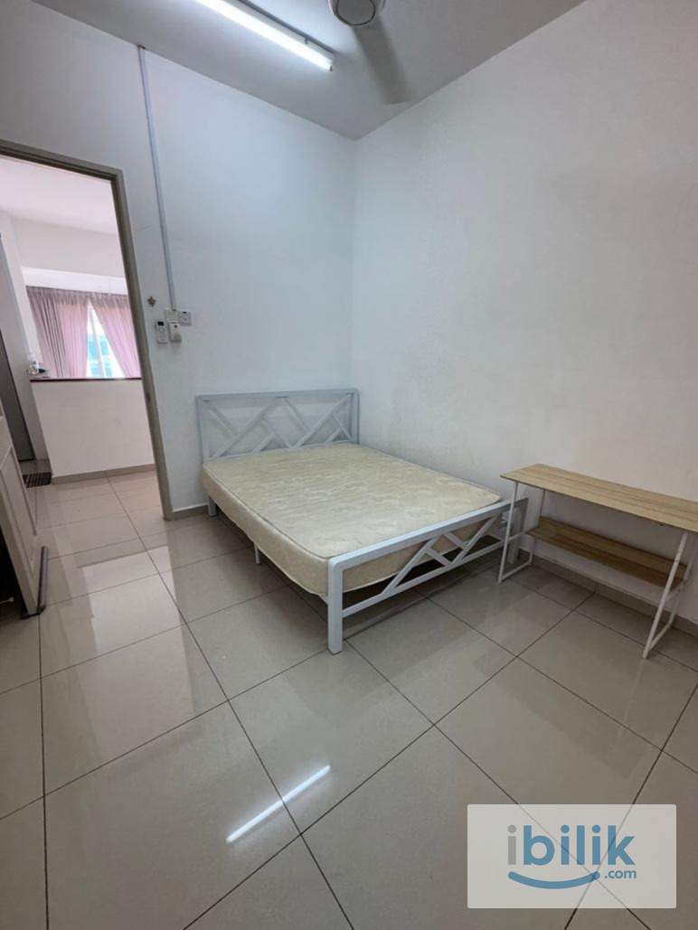🌈🏡Private Middle room with fully furnished with a shared bathroom. At Bandar Botanik town house. - Image 1