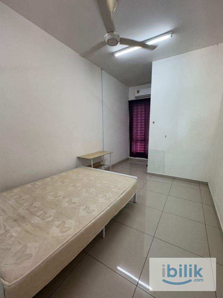 🌈🏡Private Middle room with fully furnished with a shared bathroom. At Bandar Botanik town house. - Image 2