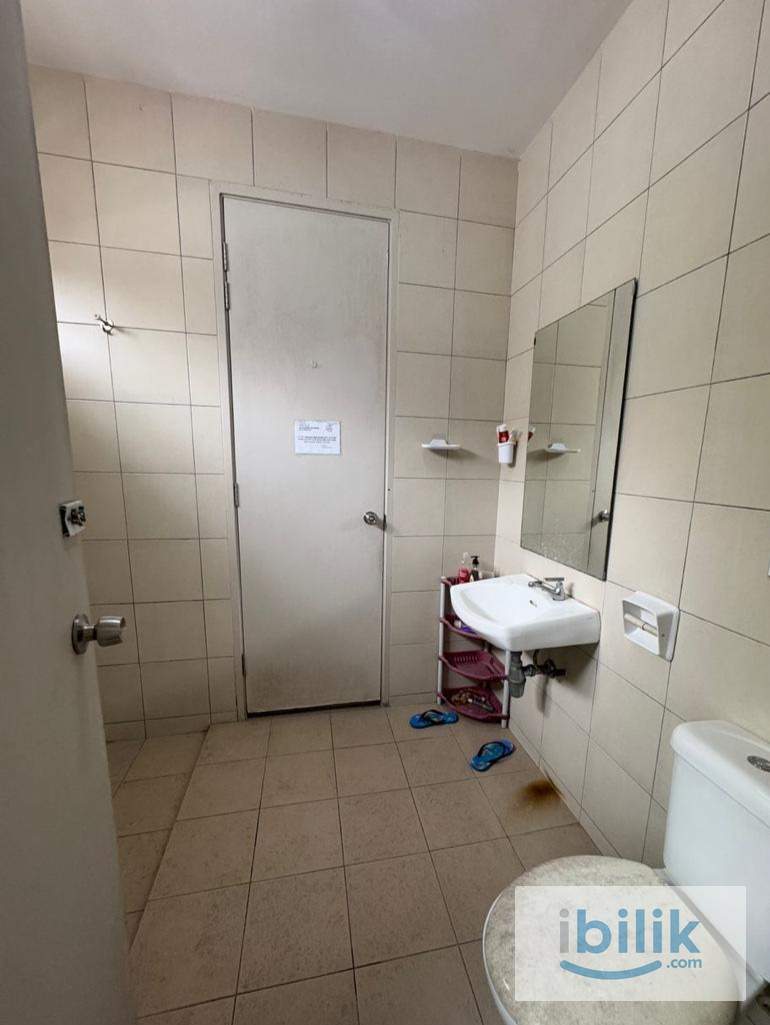 🌈🏡Private Middle room with fully furnished with a shared bathroom. At Bandar Botanik town house. - Image 3