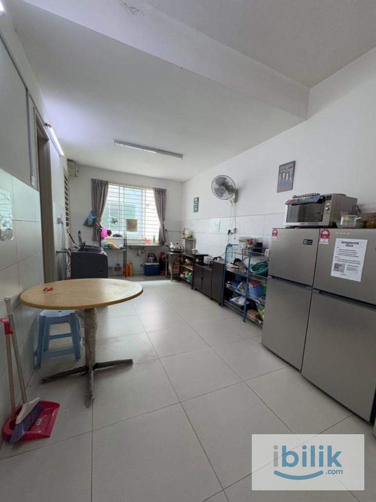 🌈🏡Private Middle room with fully furnished with a shared bathroom. At Bandar Botanik town house. - Image 4