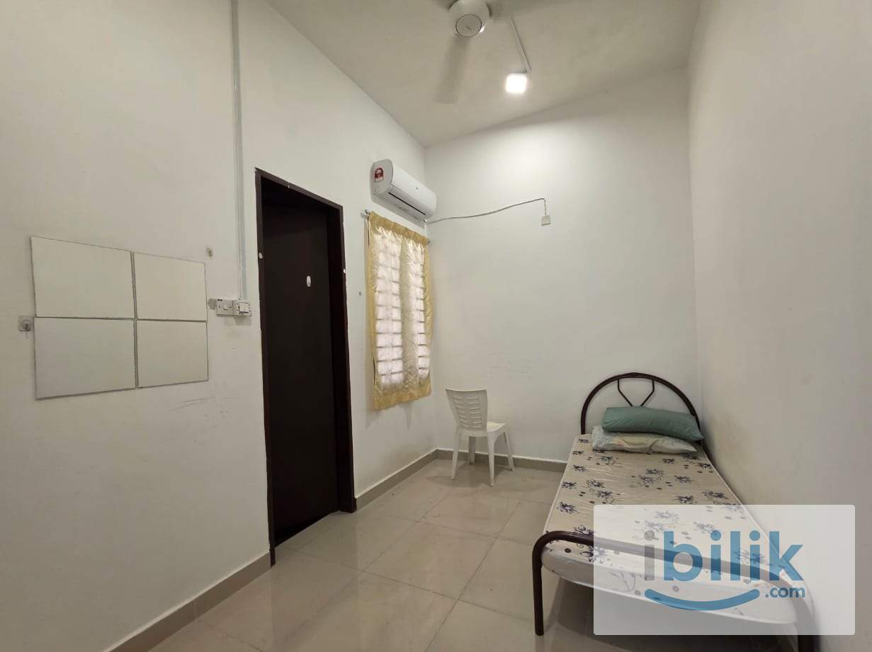 🏡🕌A comfortable master room with private bathroom. New modern Malay town house with a garden lake nearby.  - Image 1