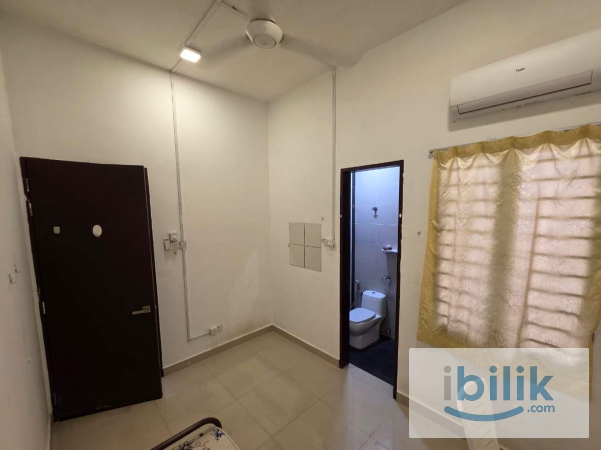 🏡🕌A comfortable master room with private bathroom. New modern Malay town house with a garden lake nearby.  - Image 2