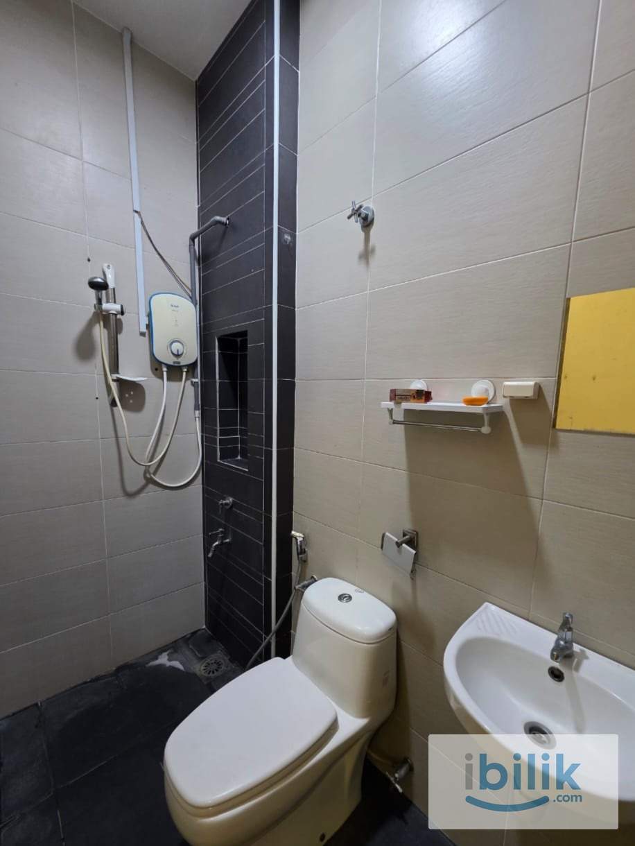 🏡🕌A comfortable master room with private bathroom. New modern Malay town house with a garden lake nearby.  - Image 3