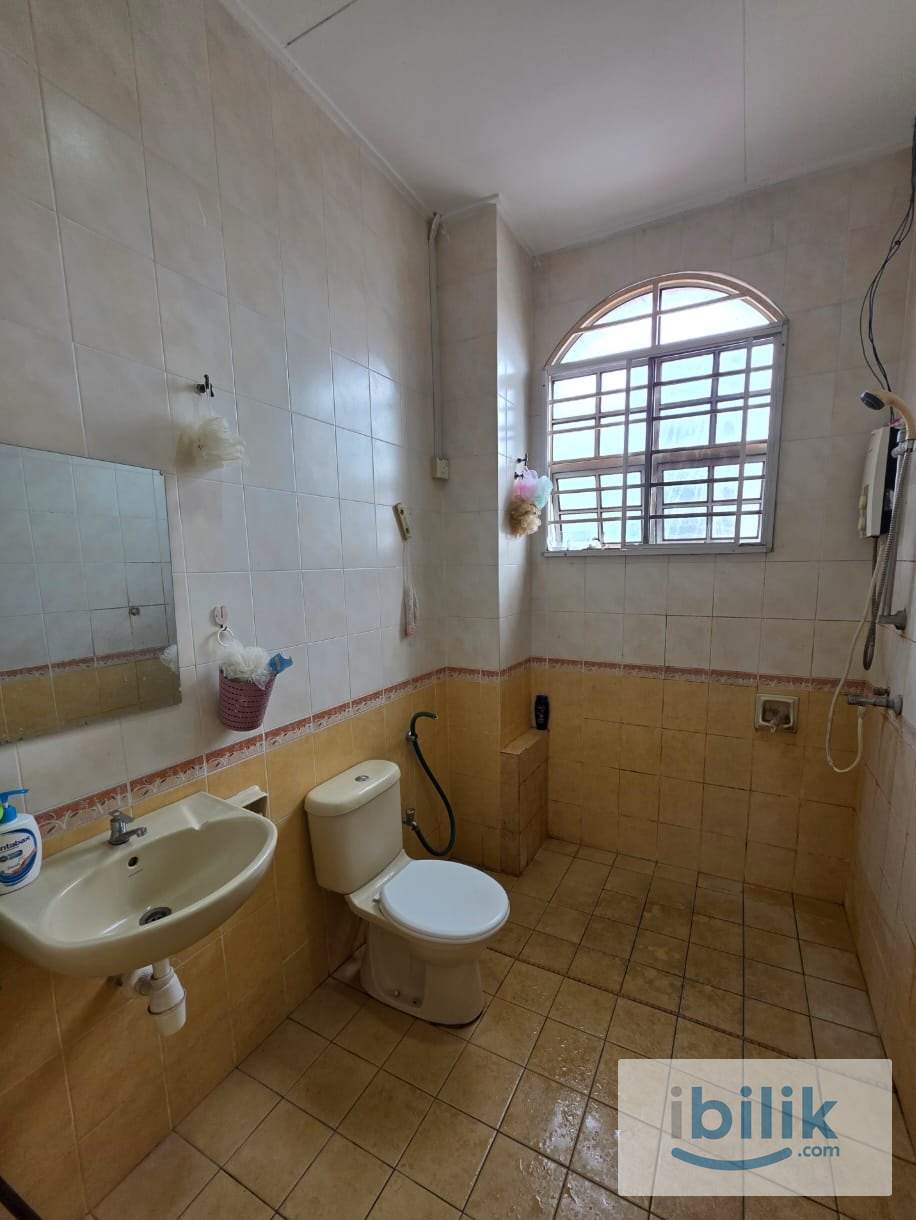 Grab fast! 🏃💨🏘️ A Middle private room, In near to the most rapidly expanding town at Bandar Puteri Puchong. - Image 3