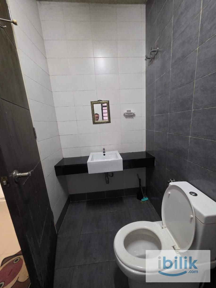 🏘️A middle private room at Alam Impian. A modern malay town house a lake garden 🕌 - Image 3