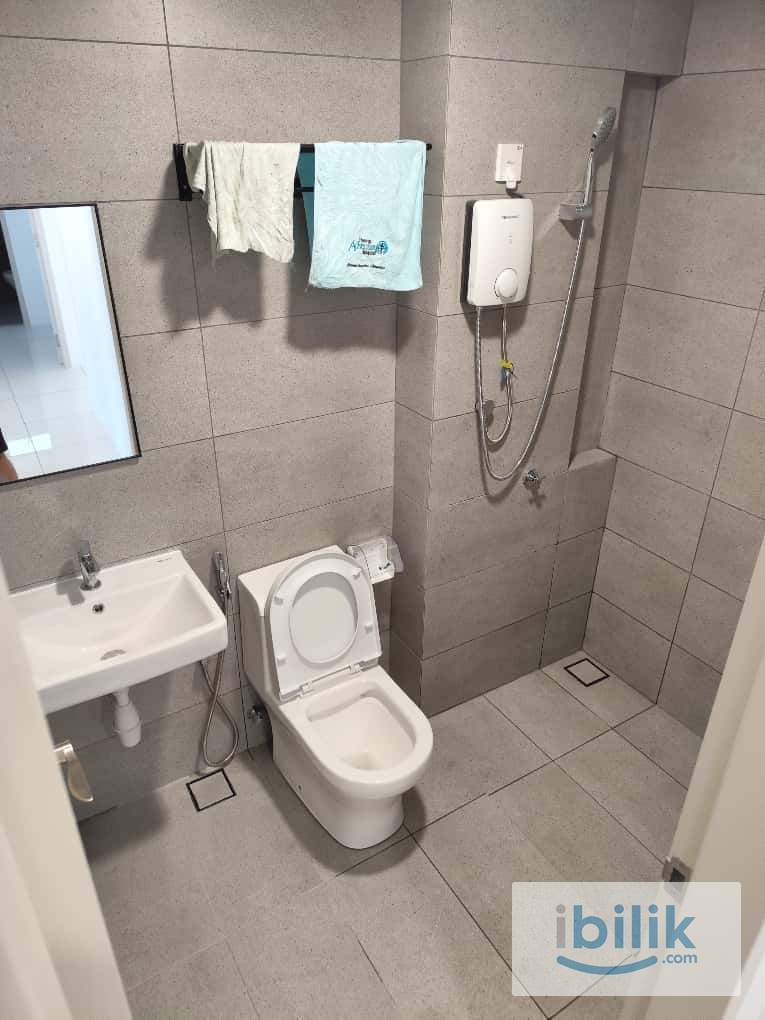 FEMALE ONLY Middle room with shared bathroom - Image 4