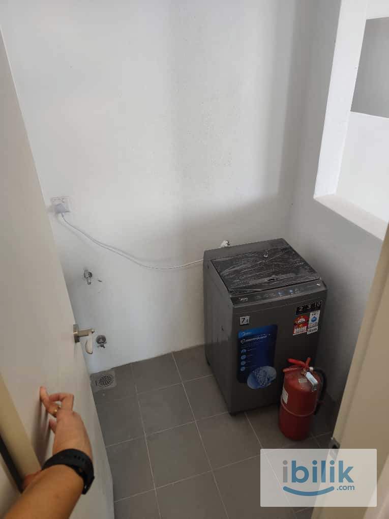 FEMALE ONLY Middle room with shared bathroom - Image 6