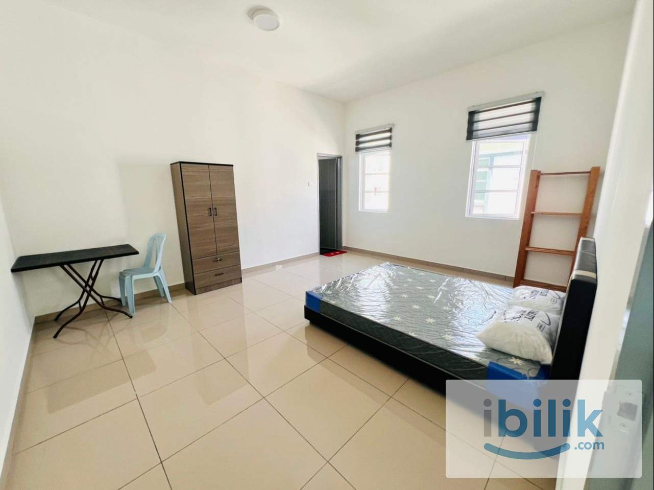 Master Room - Image 7