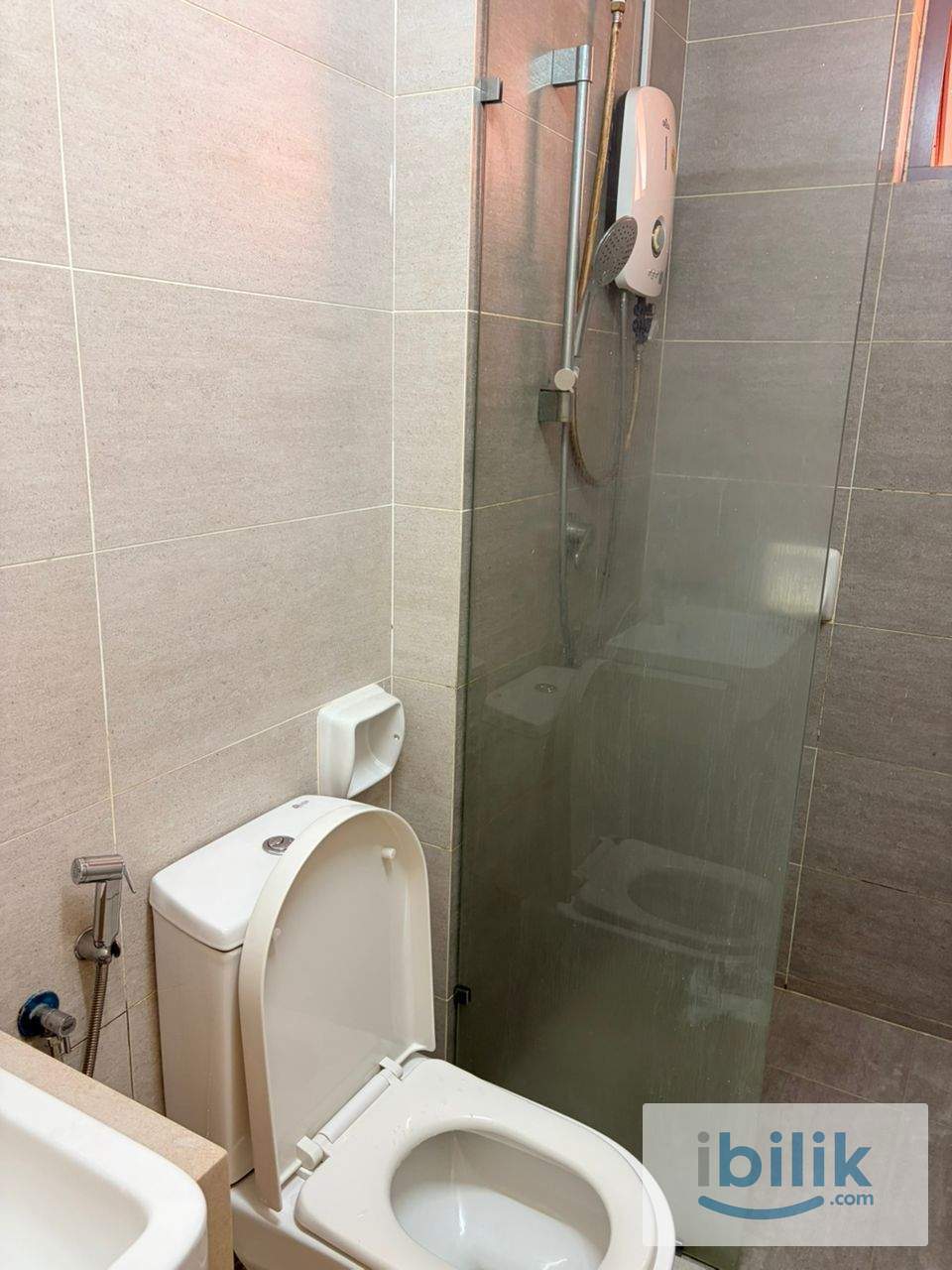 Master Bedroom with Private Bathroom @ Gravit8, Klang - Image 4