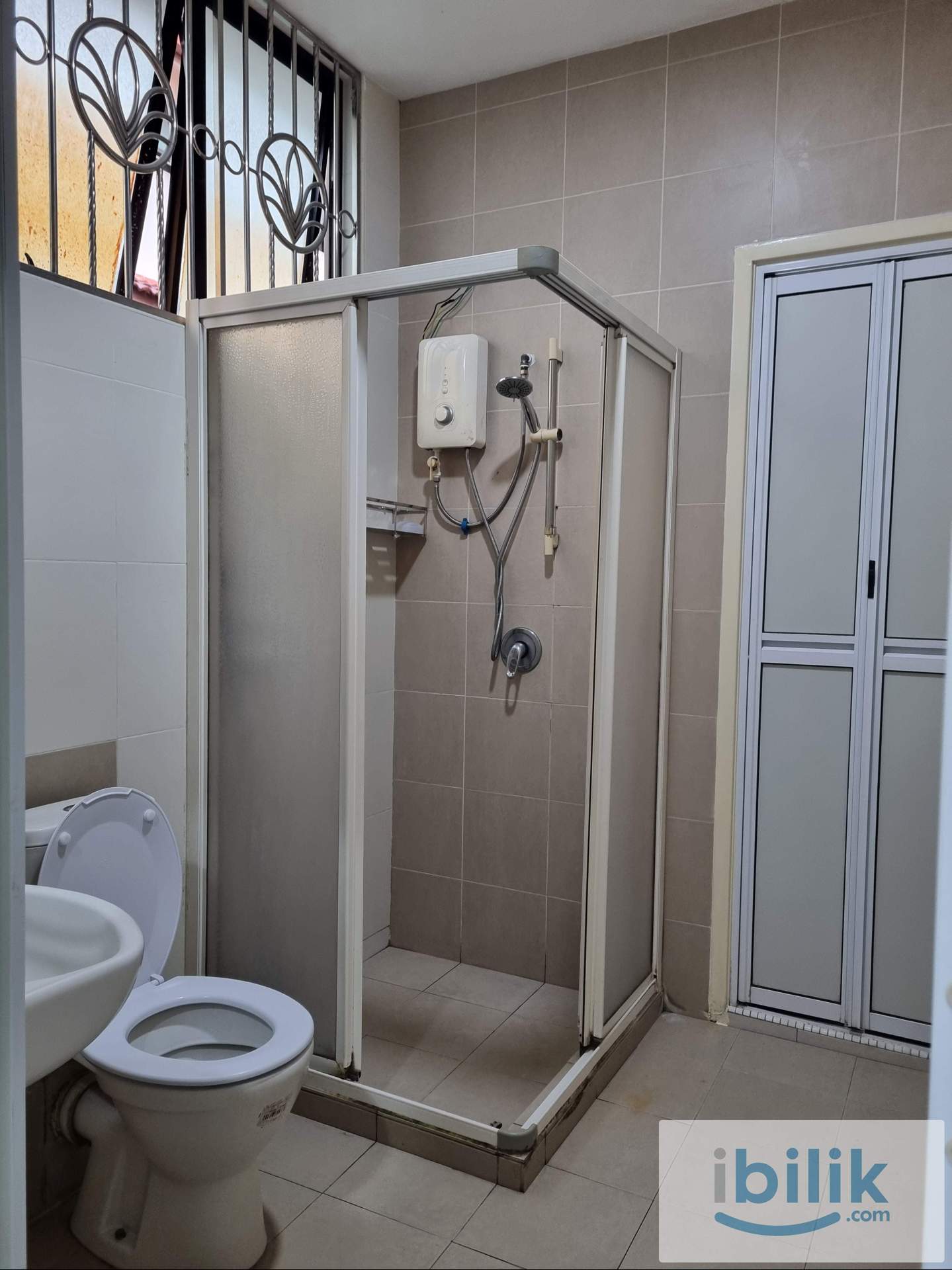 Premium Middle Room at Bayan Lepas, Penang - Image 5
