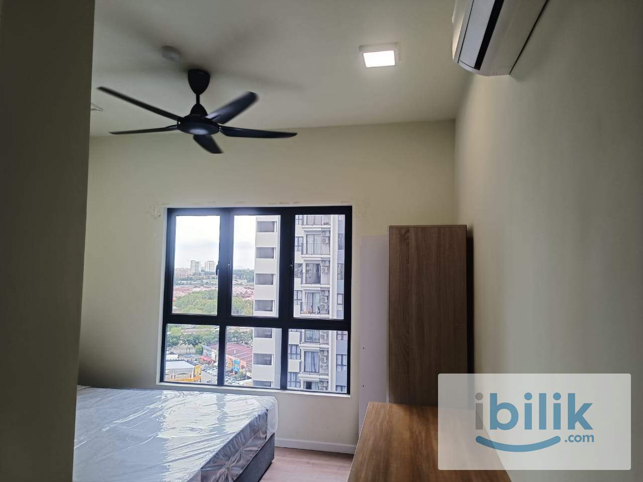 🔥Dian Residence, Seksyen 13 Medium Room🔥Fully Furnish NEW Aircond Wardrobe Table Chair Mattress - Image 1